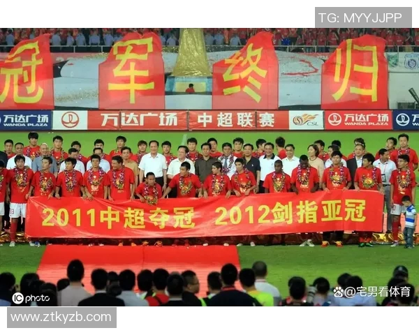 国内足球球星齐聚一堂合影留念 展现团结与荣耀风采