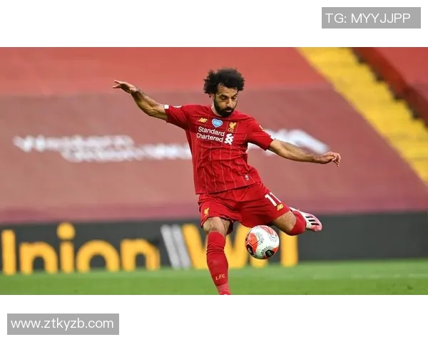 足球球星精彩射门瞬间漫画集：速度与力量的完美结合